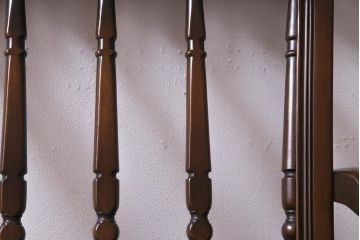 ヴィンテージ家具　イギリスビンテージ　ERCOL(アーコール)　Old Colonial(オールドコロニアル)　ニレ材　シックな佇まいのイージーチェア(アームソファ、1人掛けソファ)(R-037537)