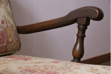 ヴィンテージ家具　イギリスビンテージ　ERCOL(アーコール)　Old Colonial(オールドコロニアル)　ニレ材　シックな佇まいのイージーチェア(アームソファ、1人掛けソファ)(R-037537)