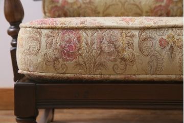 ヴィンテージ家具　イギリスビンテージ　ERCOL(アーコール)　Old Colonial(オールドコロニアル)　ニレ材　シックな佇まいのイージーチェア(アームソファ、1人掛けソファ)(R-037537)