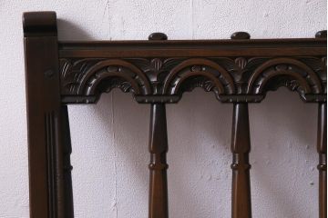 ヴィンテージ家具　イギリスビンテージ　ERCOL(アーコール)　Old Colonial(オールドコロニアル)　ニレ材　シックな佇まいのイージーチェア(アームソファ、1人掛けソファ)(R-037537)