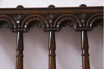 ヴィンテージ家具　イギリスビンテージ　ERCOL(アーコール)　Old Colonial(オールドコロニアル)　ニレ材　シックな佇まいのイージーチェア(アームソファ、1人掛けソファ)(R-037537)