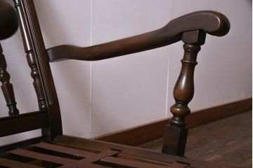 ヴィンテージ家具　イギリスビンテージ　ERCOL(アーコール)　Old Colonial(オールドコロニアル)　ニレ材　シックな佇まいのイージーチェア(アームソファ、1人掛けソファ)(R-037537)