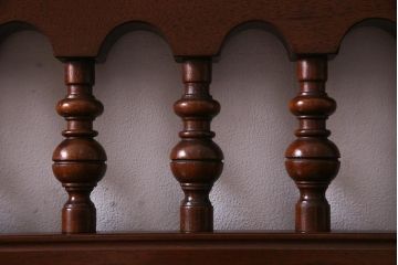 中古　激レア!　特注品　九州民芸家具　スピンドルベンチ(アーム付きベンチ、3人掛け、三人掛け)(定価約75万円)(R-037544)