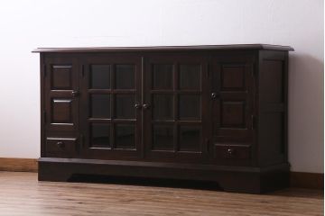 中古　北海道民芸家具　脚付き　落ち着きある色合いのサイドボード(収納棚、戸棚、キャビネット)(R-037550)