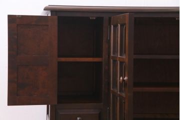 中古　北海道民芸家具　脚付き　落ち着きある色合いのサイドボード(収納棚、戸棚、キャビネット)(R-037550)