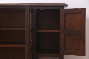 中古　北海道民芸家具　脚付き　落ち着きある色合いのサイドボード(収納棚、戸棚、キャビネット)(R-037550)