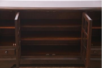 中古　北海道民芸家具　脚付き　落ち着きある色合いのサイドボード(収納棚、戸棚、キャビネット)(R-037550)