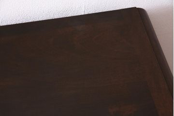 中古　北海道民芸家具　脚付き　落ち着きある色合いのサイドボード(収納棚、戸棚、キャビネット)(R-037550)