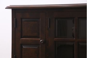 中古　北海道民芸家具　脚付き　落ち着きある色合いのサイドボード(収納棚、戸棚、キャビネット)(R-037550)