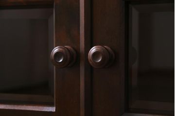 中古　北海道民芸家具　脚付き　落ち着きある色合いのサイドボード(収納棚、戸棚、キャビネット)(R-037550)