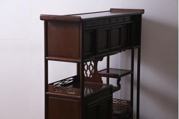 中古　伝統工芸品　大阪唐木指物　在銘　紫檀(シタン)材　漆塗り　縁起物の彫りが目を引く飾り棚(違い棚、茶棚)(R-037558)