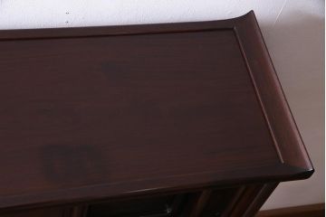 中古　伝統工芸品　大阪唐木指物　在銘　紫檀(シタン)材　漆塗り　縁起物の彫りが目を引く飾り棚(違い棚、茶棚)(R-037558)