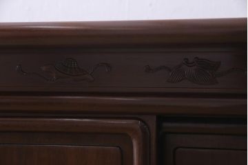 中古　伝統工芸品　大阪唐木指物　在銘　紫檀(シタン)材　漆塗り　縁起物の彫りが目を引く飾り棚(違い棚、茶棚)(R-037558)