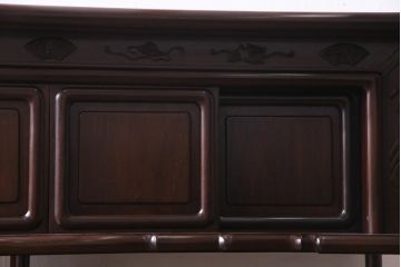 中古　伝統工芸品　大阪唐木指物　在銘　紫檀(シタン)材　漆塗り　縁起物の彫りが目を引く飾り棚(違い棚、茶棚)(R-037558)