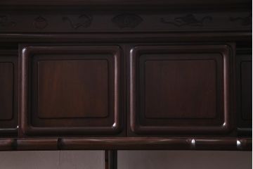 中古　伝統工芸品　大阪唐木指物　在銘　紫檀(シタン)材　漆塗り　縁起物の彫りが目を引く飾り棚(違い棚、茶棚)(R-037558)