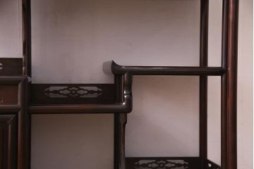 中古　伝統工芸品　大阪唐木指物　在銘　紫檀(シタン)材　漆塗り　縁起物の彫りが目を引く飾り棚(違い棚、茶棚)(R-037558)