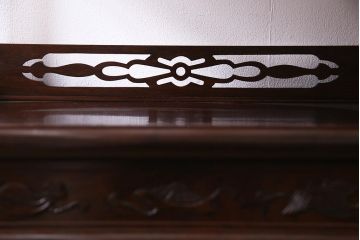 中古　伝統工芸品　大阪唐木指物　在銘　紫檀(シタン)材　漆塗り　縁起物の彫りが目を引く飾り棚(違い棚、茶棚)(R-037558)
