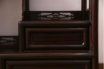 中古　伝統工芸品　大阪唐木指物　在銘　紫檀(シタン)材　漆塗り　縁起物の彫りが目を引く飾り棚(違い棚、茶棚)(R-037558)