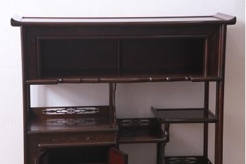 中古　伝統工芸品　大阪唐木指物　在銘　紫檀(シタン)材　漆塗り　縁起物の彫りが目を引く飾り棚(違い棚、茶棚)(R-037558)