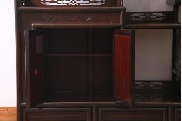 中古　伝統工芸品　大阪唐木指物　在銘　紫檀(シタン)材　漆塗り　縁起物の彫りが目を引く飾り棚(違い棚、茶棚)(R-037558)