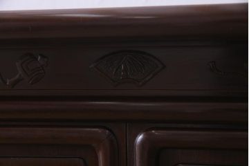 中古　伝統工芸品　大阪唐木指物　在銘　紫檀(シタン)材　漆塗り　縁起物の彫りが目を引く飾り棚(違い棚、茶棚)(R-037558)