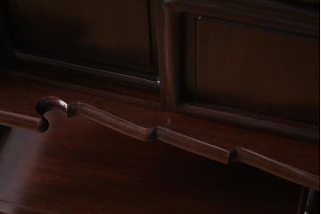 中古　伝統工芸品　大阪唐木指物　在銘　紫檀(シタン)材　漆塗り　縁起物の彫りが目を引く飾り棚(違い棚、茶棚)(R-037558)