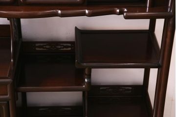 中古　伝統工芸品　大阪唐木指物　在銘　紫檀(シタン)材　漆塗り　縁起物の彫りが目を引く飾り棚(違い棚、茶棚)(R-037558)