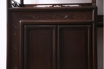 中古　伝統工芸品　大阪唐木指物　在銘　紫檀(シタン)材　漆塗り　縁起物の彫りが目を引く飾り棚(違い棚、茶棚)(R-037558)