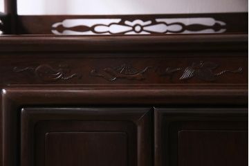 中古　伝統工芸品　大阪唐木指物　在銘　紫檀(シタン)材　漆塗り　縁起物の彫りが目を引く飾り棚(違い棚、茶棚)(R-037558)