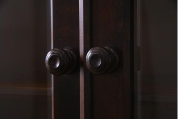 中古　北海道民芸家具　OM168特注品　カバ材　シックな色味の収納棚(食器棚、飾り棚)(定価約90万円〜)(R-037559)