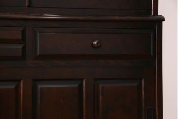 中古　北海道民芸家具　OM168特注品　カバ材　シックな色味の収納棚(食器棚、飾り棚)(定価約90万円〜)(R-037559)