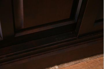 中古　北海道民芸家具　OM168特注品　カバ材　シックな色味の収納棚(食器棚、飾り棚)(定価約90万円〜)(R-037559)