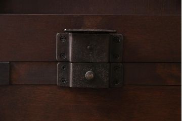 中古　北海道民芸家具　OM168特注品　カバ材　シックな色味の収納棚(食器棚、飾り棚)(定価約90万円〜)(R-037559)