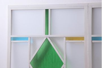 アンティーク建具　ペイント　色ガラス・すりガラス・当店オリジナルガラス　爽やかな色合いがよく映えるガラス戸2枚セット(引き戸)(R-037571)