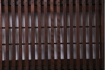 アンティーク建具　ダイヤガラス　裏障子枠付き　和モダンな雰囲気漂う格子戸2枚セット(ガラス帯戸、引き戸、建具)(R-037572)