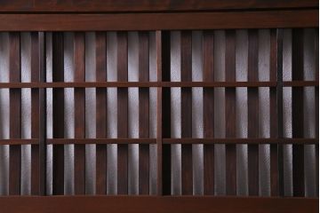 アンティーク建具　ダイヤガラス　裏障子枠付き　和モダンな雰囲気漂う格子戸2枚セット(ガラス帯戸、引き戸、建具)(R-037572)