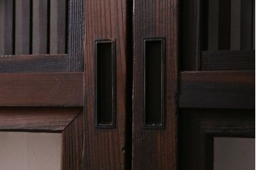 アンティーク建具　和製アンティーク　裏障子枠付き　深みのある色合いが魅力的な格子戸(建具、引き戸、帯戸)2枚セット(R-037573)