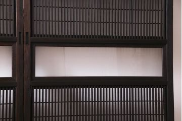 アンティーク建具　和製アンティーク　裏障子枠付き　深みのある色合いが魅力的な格子戸(建具、引き戸、帯戸)2枚セット(R-037573)