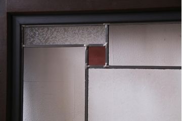アンティーク建具　明治大正期　結霜ガラス・色ガラス入り　ステンドグラスがお洒落な板戸3枚セット(建具、ガラス帯戸、引き戸)(R-037574)