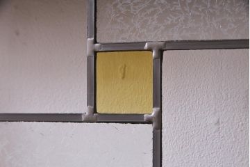 アンティーク建具　明治大正期　結霜ガラス・色ガラス入り　ステンドグラスがお洒落な板戸3枚セット(建具、ガラス帯戸、引き戸)(R-037574)
