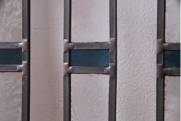 アンティーク建具　明治期　結霜ガラス・色ガラス　ステンドグラス入り　大正浪漫な雰囲気漂う板戸1枚(建具、引き戸)(R-037575)