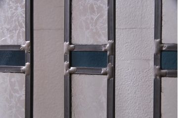 アンティーク建具　明治期　結霜ガラス・色ガラス　ステンドグラス入り　大正浪漫な雰囲気漂う板戸1枚(建具、引き戸)(R-037575)