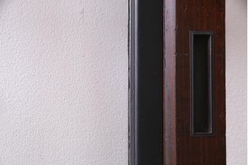 アンティーク建具　明治大正期　チェッカーガラス・モールガラス・色ガラス　ステンドグラスがお洒落な板戸1枚(建具、ガラス帯戸、引き戸)(R-037576)