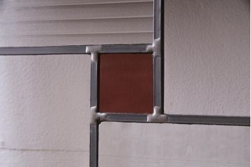 アンティーク建具　明治大正期　チェッカーガラス・モールガラス・色ガラス　ステンドグラスがお洒落な板戸1枚(建具、ガラス帯戸、引き戸)(R-037576)