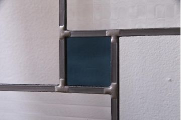 アンティーク建具　明治大正期　チェッカーガラス・モールガラス・色ガラス　ステンドグラスがお洒落な板戸1枚(建具、ガラス帯戸、引き戸)(R-037576)
