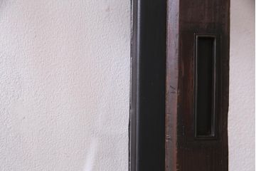 アンティーク建具　明治大正期　チェッカーガラス・モールガラス・色ガラス　ステンドグラスがお洒落な板戸1枚(建具、ガラス帯戸、引き戸)(R-037577)