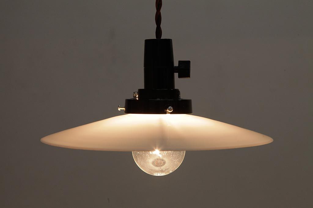 昭和レトロ照明　戦前　昔懐かしい平笠シェードのペンダントライト(吊り下げ照明、天井照明)(R-037584)