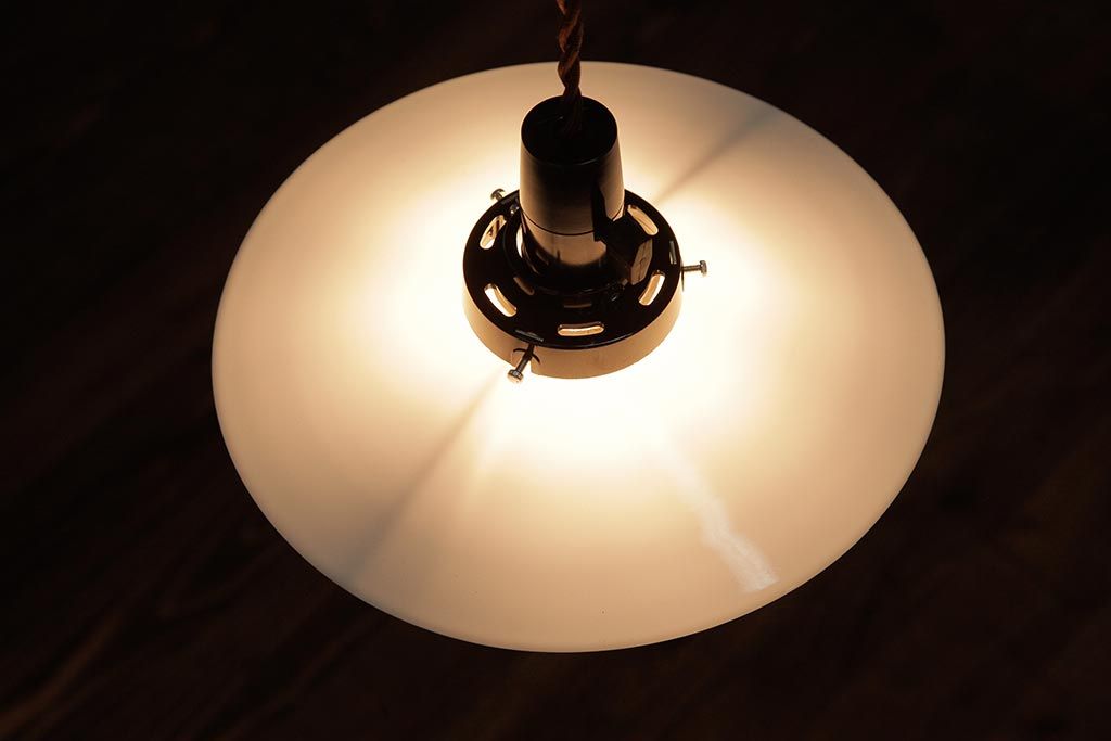 昭和レトロ照明　戦前　昔懐かしい平笠シェードのペンダントライト(吊り下げ照明、天井照明)(R-037584)