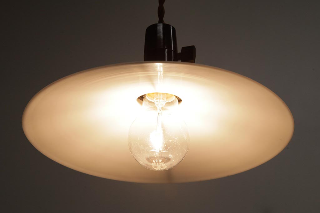 昭和レトロ照明　戦前　昔懐かしい平笠シェードのペンダントライト(吊り下げ照明、天井照明)(R-037584)