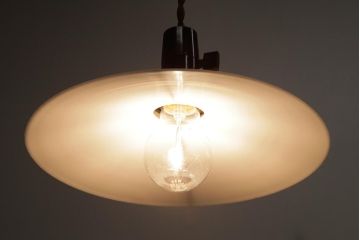 昭和レトロ照明　戦前　昔懐かしい平笠シェードのペンダントライト(吊り下げ照明、天井照明)(R-037584)